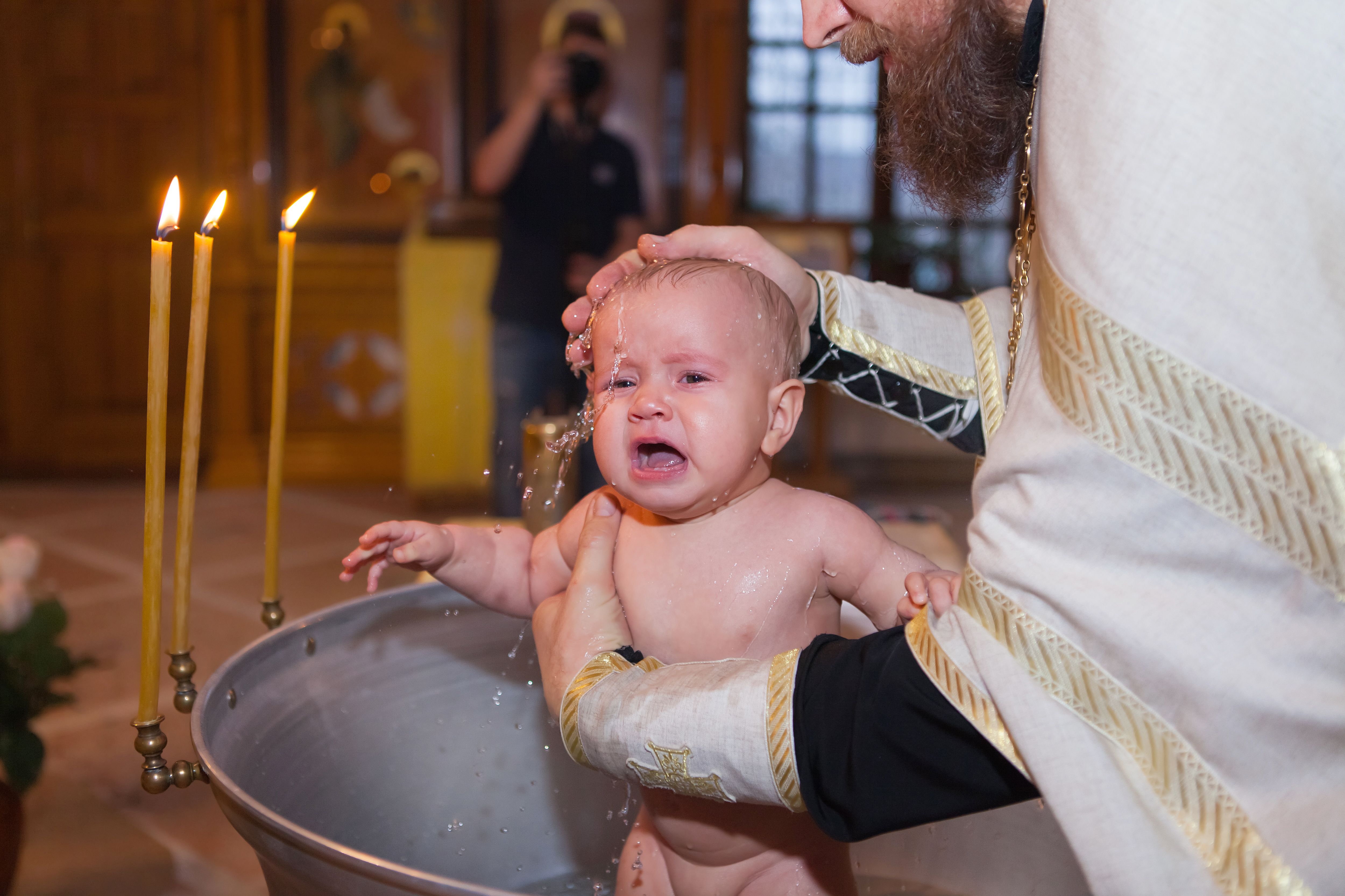 В какие дни крестят детей в православной. Таинство крещения. Крестины ребенка. Крещение младенца. Крещение фотосессия.