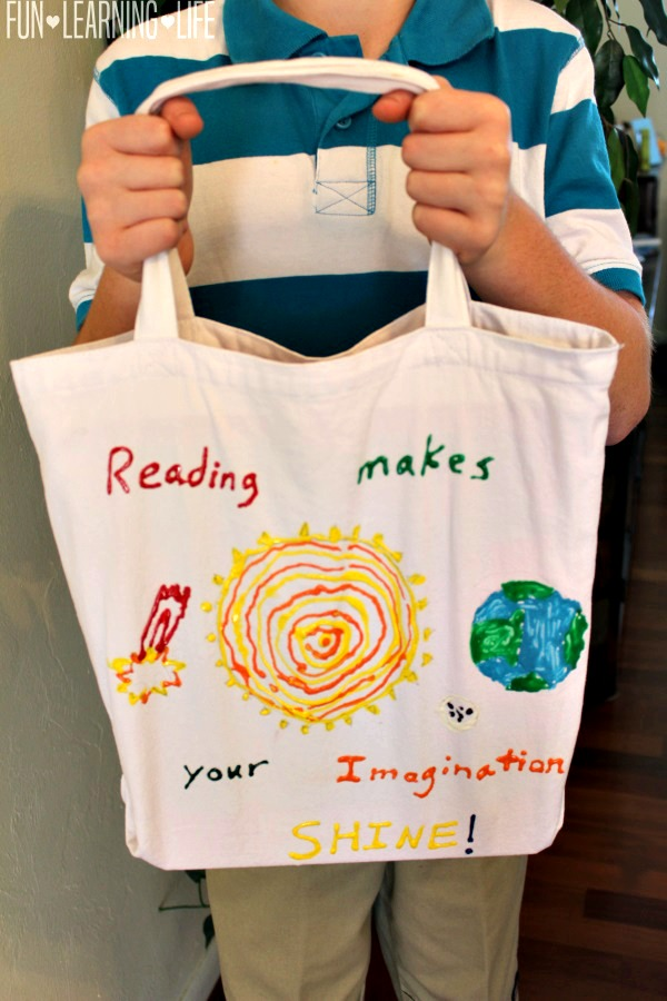 Набор фломастеров для ткани и много воображения — вот что понадобится для создания прекрасной арт-сумки для книг или для покупок!