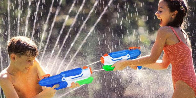 Детский день рождения: устройте бои с водяными пистолетами