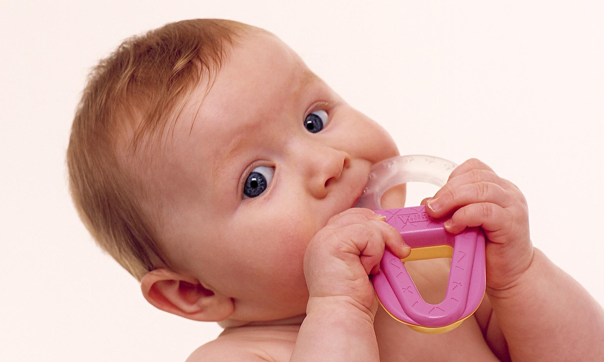 Режутся зубки у малыша