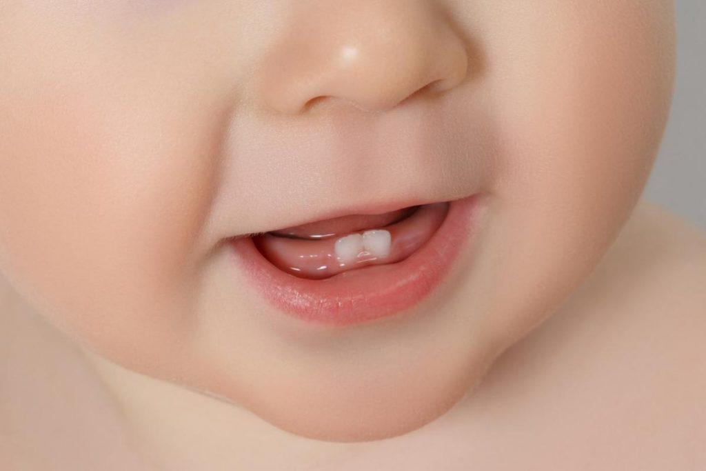 Первые молочные зубки у ребенка