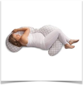 Беременная спит с подушкой на левом боку