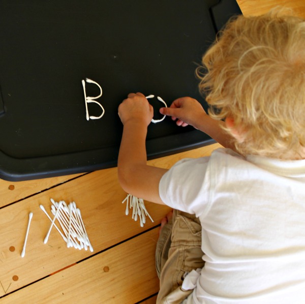 An awesome alphabet activity for preschoolers! This one uses popsicle sticks and piecleaners to make letter shapes.