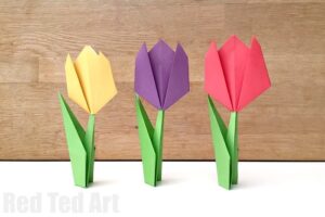 Preschool Origami. Origami for Preschoolers. Basic origami projects to start off young children. Great for dementia patients too. Get the benefits of origami with these great easy Origami Preschool projects #origami #preschool #preschoolers #papercrafts
